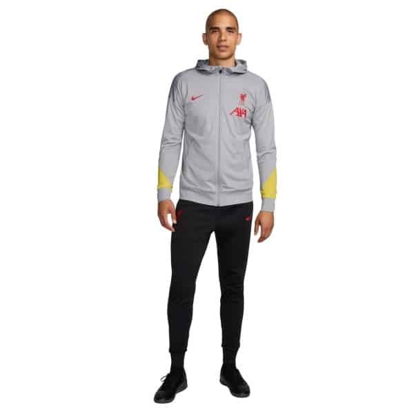 Nike Liverpool Strike Hooded Trainingspak 2024-2025 Grijs Donkergrijs Rood Geel Nike Liverpool Strike Hooded Trainingspak 2024-2025 Grijs Donkergrijs Rood Geel